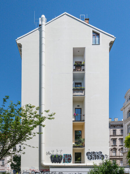 Wiener Wohngebäude und Balkone als Symbol für steigende Wohnkosten in Wien